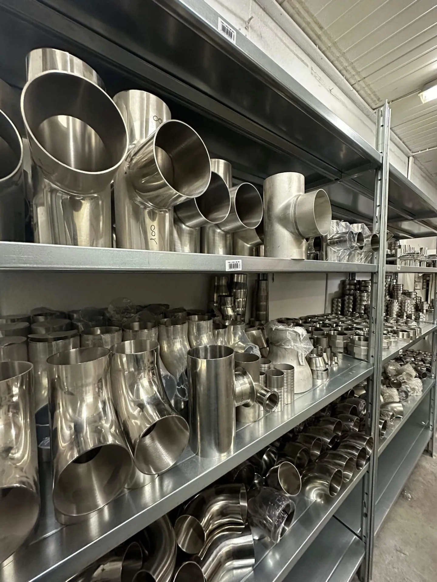 Officina interna: il cuore produttivo di Parmatec 3 Officina interna: magazzino raccorderia