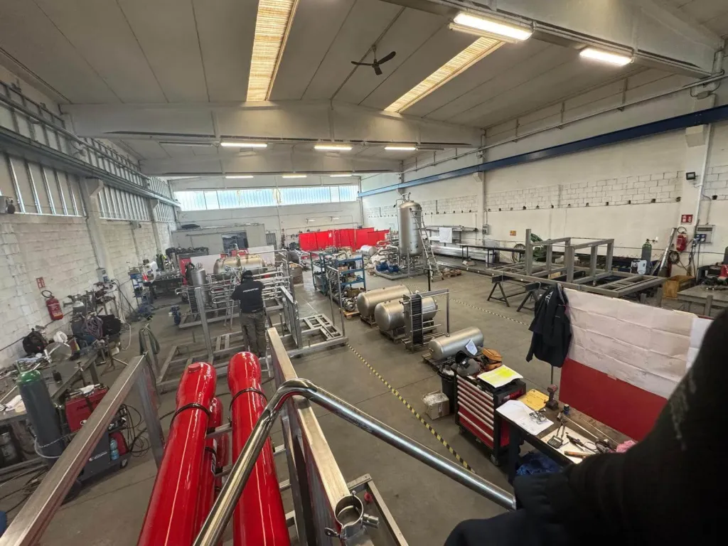 Home 11 Produzione di componenti inox nell'officina di Pilastro di Langhirano